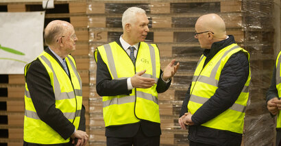 Kight Powerhubs Founder Lawrence Fagg talking to John Swinney and Professor Russel Griggs. Courtesy of Kight.