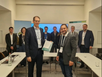 Open letter handover at European Hydrogen Week. Courtesy of Mantle8.