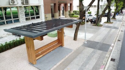Solar-powered bus shelter. Courtesy of Midsummer.