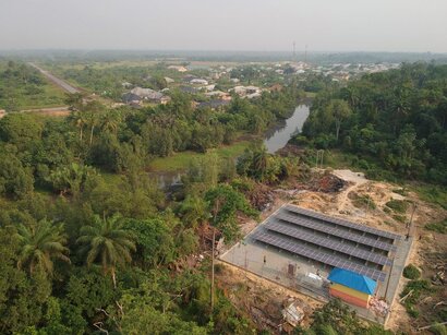 Solar mini-grid in Bayelsa, Nigeria. Courtesy of Rupump/Wikimedia Commons.
