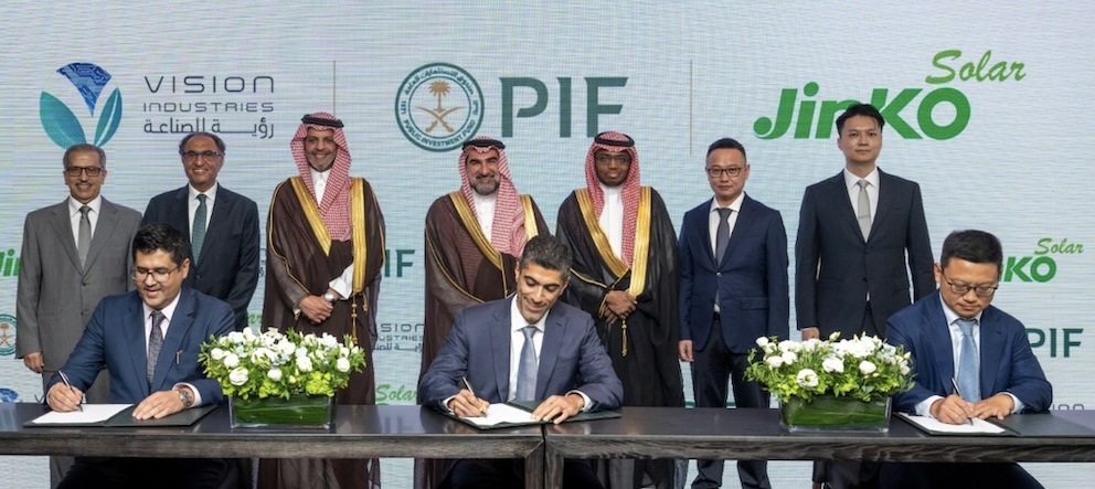 Arabia Saudí fabricará in situ 30 GW de solar fotovoltaica y 4 GW eólicos, todo con tecnología china