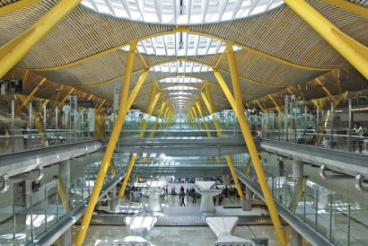 Endesa e Iberdrola suministrarán energía renovable a los aeropuertos españoles