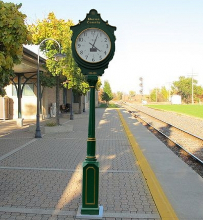 Chomko LA Offers Solar Powered Street Clocks