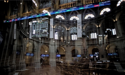 Imagen del interior del edificio que alberga la Bolsa de Madrid. Fotografía tirada tras una cristalera