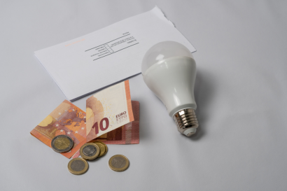 Pagamos casi el doble de impuestos por la electricidad que por el gas