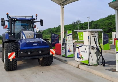 The New Holland T7 Methane Power tractor at a recharging station.