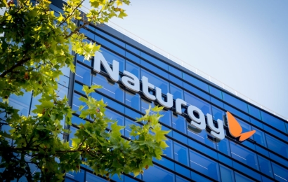 Fachada de la sede de Naturgy en la que aparece el logo de la empresa (mariposa anaranjada)