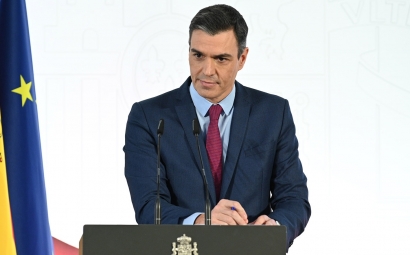 Sánchez da por cumplido el compromiso de un recibo de la luz en línea con el de 2018