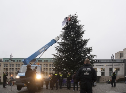 Activistas contra el cambio climático desmochan un árbol de Navidad en Berlín