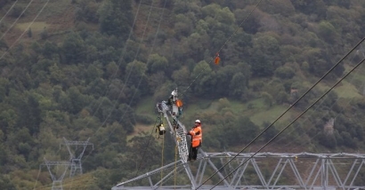 REE señaliza con dispositivos salvapájaros 86 kilómetros de cables en territorio de quebrantahuesos