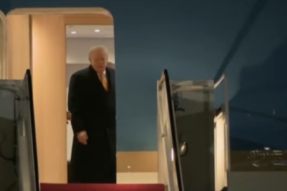 El presidente de los Estados Unidos, Donald Trump, desciende del Air Force One, en Washington, horas después del secuestro del presidente de Venezuela, Nicolás Maduro, y su esposa, Cilia Flores