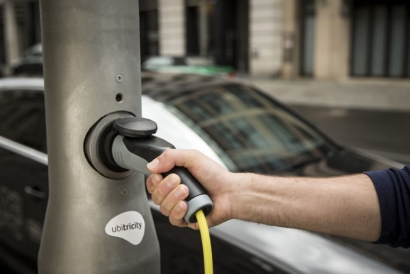 First Successful Installations of Ubitricity Chargers in France