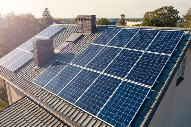 Sí le puedes vender al vecino los excedentes de tu instalación solar de autoconsumo
