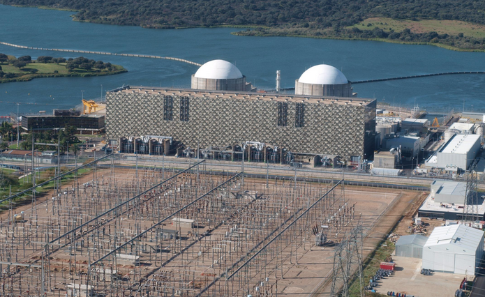 Almaraz: dos reactores nucleares incapaces de parar un apagón e incapaces de traer el tren a Extremadura Almaraz: dos reactores nucleares incapaces de parar un apagón e incapaces de traer el tren a Extremadura