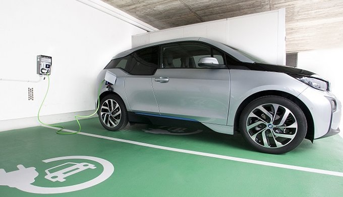 La falta de infraestructura de carga y el coste de los vehículos eléctricos son las principales barreras para una electrificación total