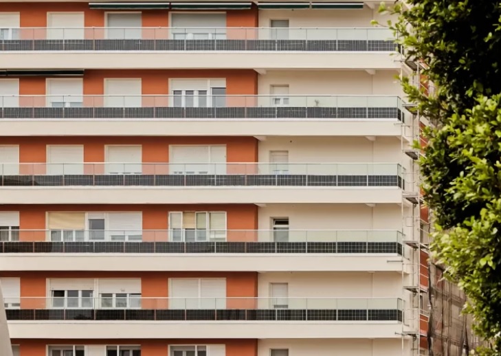 Saint-Gobain rehabilita energéticamente un bloque de viviendas con "barandillas fotovoltaicas"