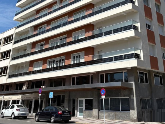 Saint-Gobain rehabilita energéticamente un bloque de viviendas con "barandillas fotovoltaicas"