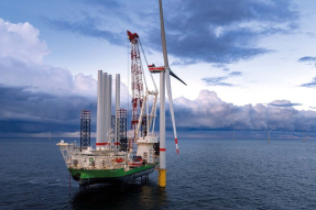 RWE instala la primera turbina del macroparque eólico marino Nordseecluster en el Mar del Norte alemán