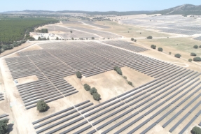 Acciona Energía enchufa un proyecto fotovoltaico de 85 MW en un municipio de Valencia