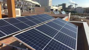 Barcelona impulsa las comunidades energéticas con la cesión de diez cubiertas municipales