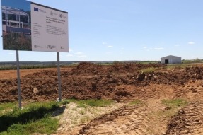 Comienza la construcción de un centro logístico de biomasa forestal en un pequeño pueblo de León