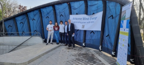 Una cometa eólica sobrevuela Ifema durante el evento anual WindEurope