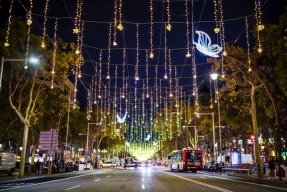 
Encender las luces de Navidad con energía renovable supone un ahorro de 4.300 euros
