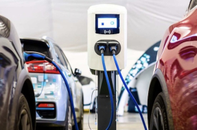 La inteligencia artificial enseña a las baterías de los coches eléctricos a cargar rápido sin castigarlas