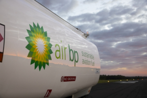 bp firma un acuerdo con Airbus para proporcionar combustible sostenible de aviación en España y Alemania