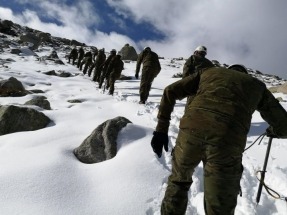 
Repsol suministrará 2.000 litros de combustible renovable para una campaña del Ejército de Tierra en la Antártida
