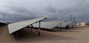 
Endesa inaugura en Gran Canaria su primera planta solar hibridada con baterías de litio en España
