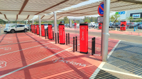 Acciona Energía pone en marcha "una de las mayores electrolineras públicas de España" en Badajoz.