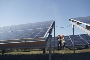 ¿Compramos la electricidad directamente a un parque solar a 45 € ó la compramos en el mercado mayorista a 87?