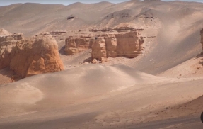 De viejas aspas de aerogeneradores a barreras para frenar el avance del desierto