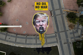 Greenpeace muestra a Trump vomitando petróleo antes de la Primera Conferencia Internacional para la Transición de Colombia