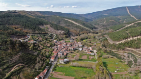 Una red de calor alimentada con biomasa cubre 33 viviendas de una aldea gallega
