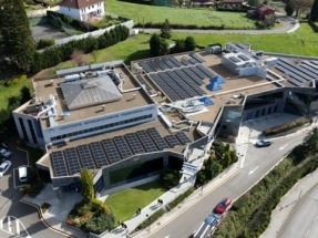 El Instituto Oftalmológico Fernández-Vega despliega 360 paneles solares en su sede de Oviedo