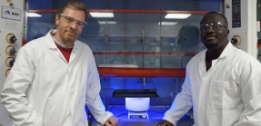 Convierten residuos plásticos en hidrógeno limpio usando energía solar y ácido de baterías de coches