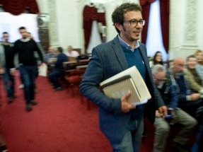 El alcalde anticapitalista remite al Ministerio de Energía su "propuesta de bono social justo y sensato"