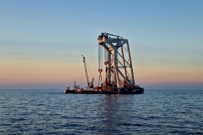 

Iberdrola instala cincuenta monopilotes en un parque eólico marino de 476 MW en Alemania

