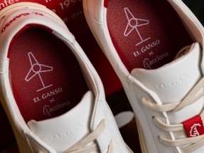 
Lanzan una serie limitada de deportivas fabricadas con palas de aerogenerador recicladas
