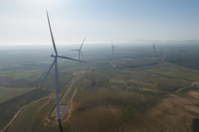 
Eólica, solar y almacenamiento: el triángulo energético que allanará el camino para la transición energética global
