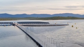 Acciona prueba una nueva tecnología en la planta fotovoltaica flotante de Sierra Brava