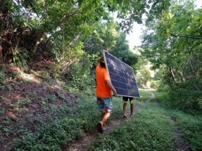 
Llega la electricidad renovable a una comunidad rural de Honduras cuyo nombre no aparece en Google Maps
