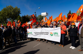 Quinientos agricultores denuncian a las puertas de Repsol Puertollano una subida del 80% del gasóleo agrícola en 9 meses