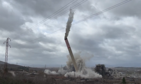 Endesa culmina la voladura de las últimas chimeneas de la térmica de Compostilla II