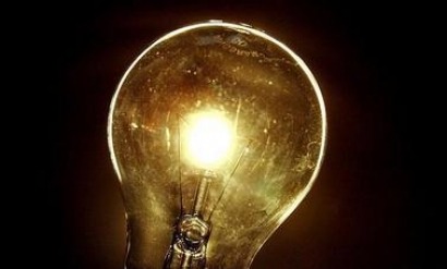 El decreto de medidas del Gobierno para abaratar el recibo de la luz entrará en vigor mañana