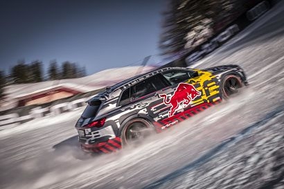 Audi e-tron makes successful ascent of legendary downhill ski course