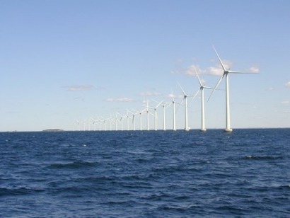 First wind turbine installed at Gwynt y Môr