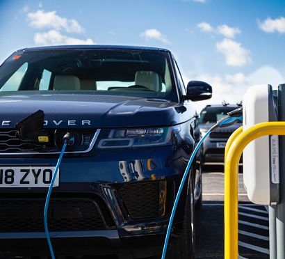 Jaguar Land Rover installs UK’s largest smart charging facility for EVs